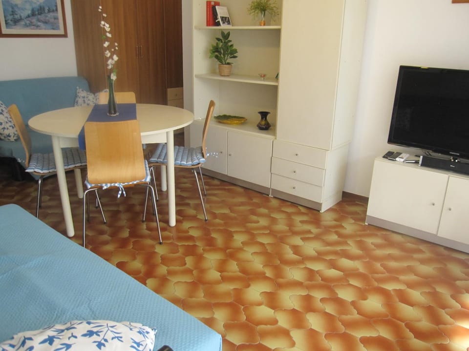 Bed, TV and multimedia, Living room, Seating area, Dining area