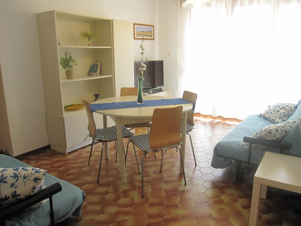 Bed, Living room, Seating area, Dining area