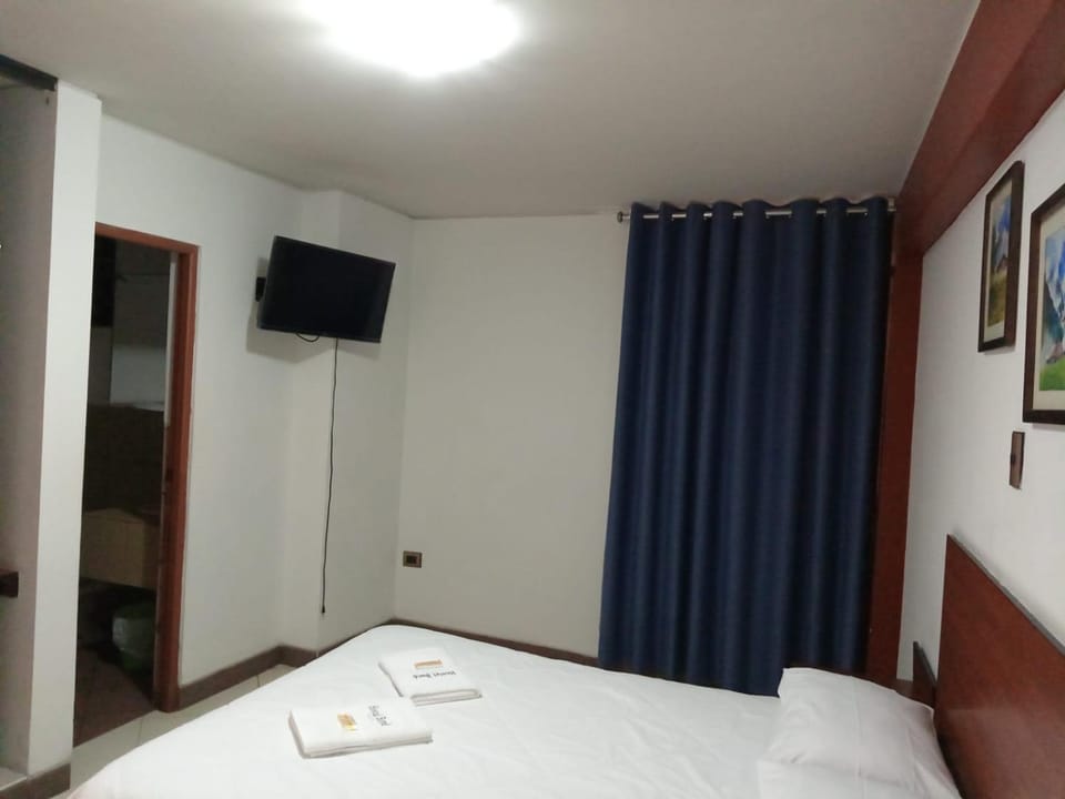 Bed, TV and multimedia, Photo of the whole room, Bedroom, towels