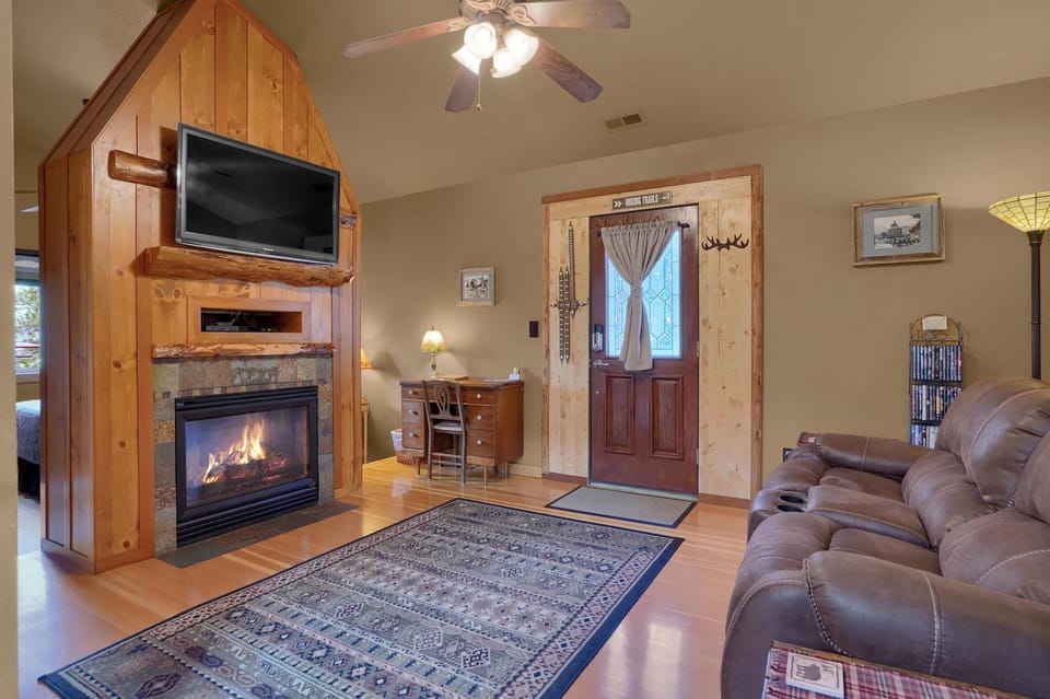 TV and multimedia, Living room, Decorative detail, Seating area