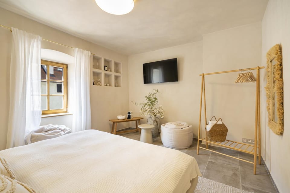 Bed, TV and multimedia, Photo of the whole room, Bedroom