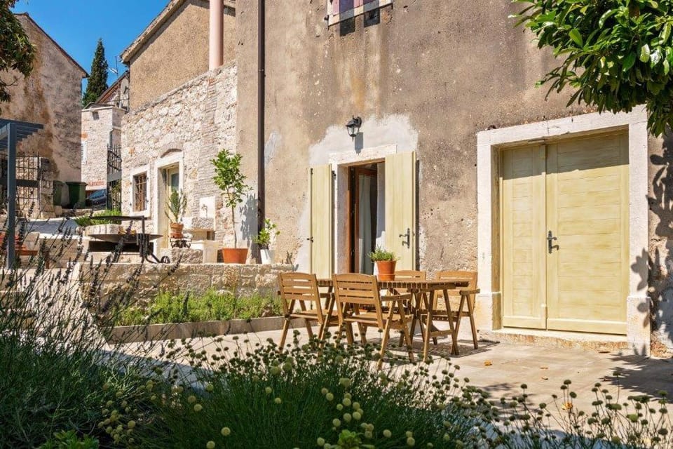 Patio, Facade/entrance