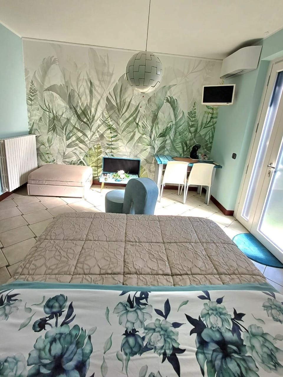 Photo of the whole room