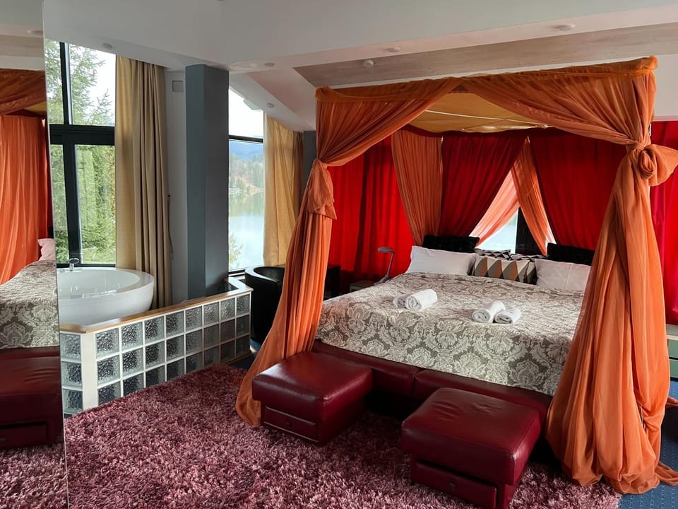 Vila Franceză - Cazare cu jacuzzi pe malul lacului Colibița House in Romania