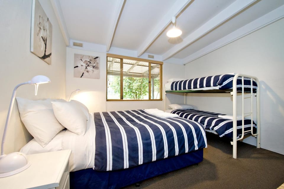 Bedroom, bunk bed