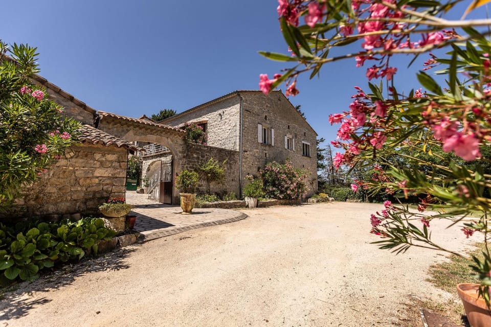 chambres d'hôtes "les Monteils" Bed and Breakfast in Grospierres