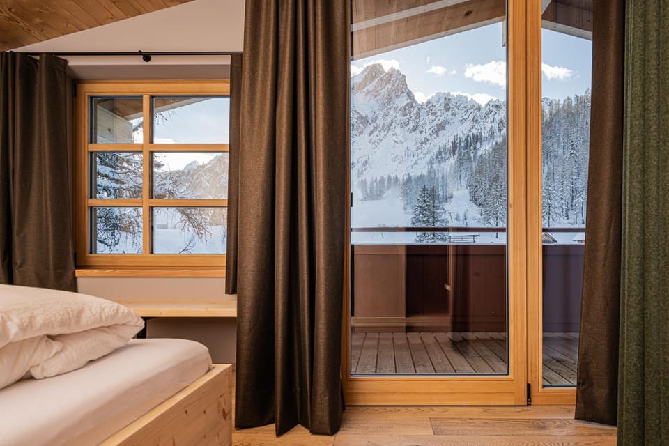 Bedroom, Mountain view