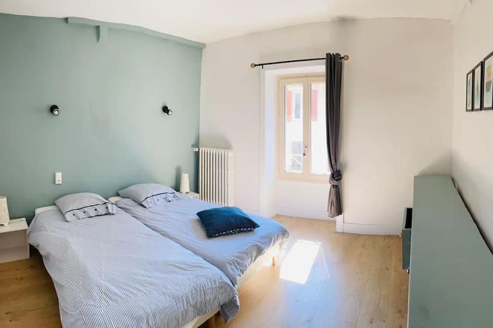 Photo of the whole room, Bedroom