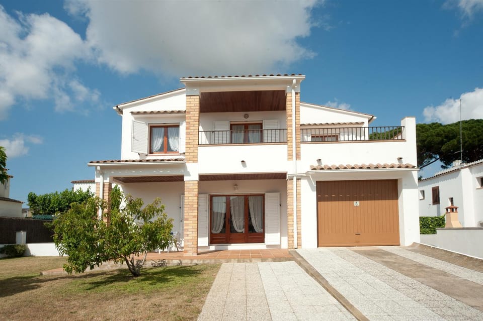 Property building, Facade/entrance, Garden