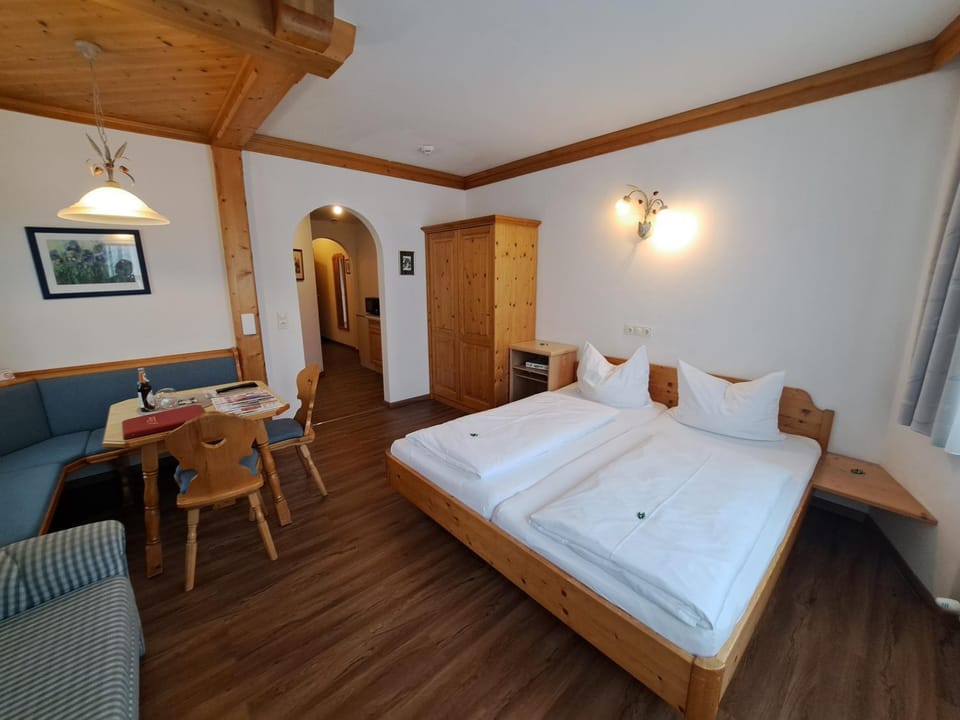 Bed, Living room, Bedroom, wardrobe