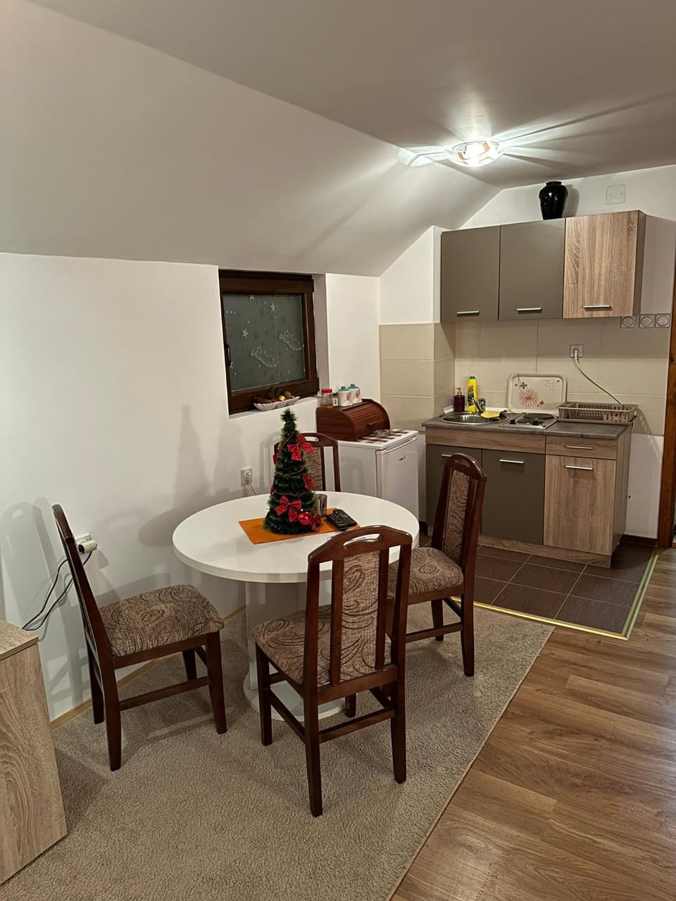Kitchen or kitchenette, Dining area