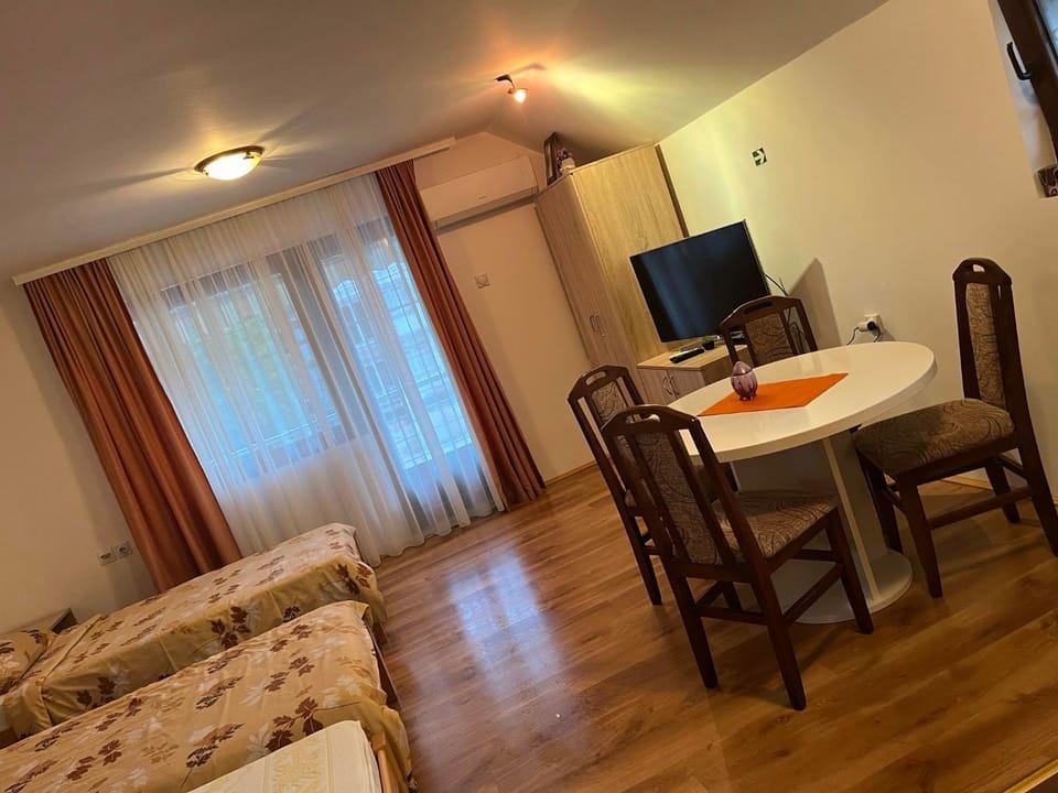 Photo of the whole room, Dining area