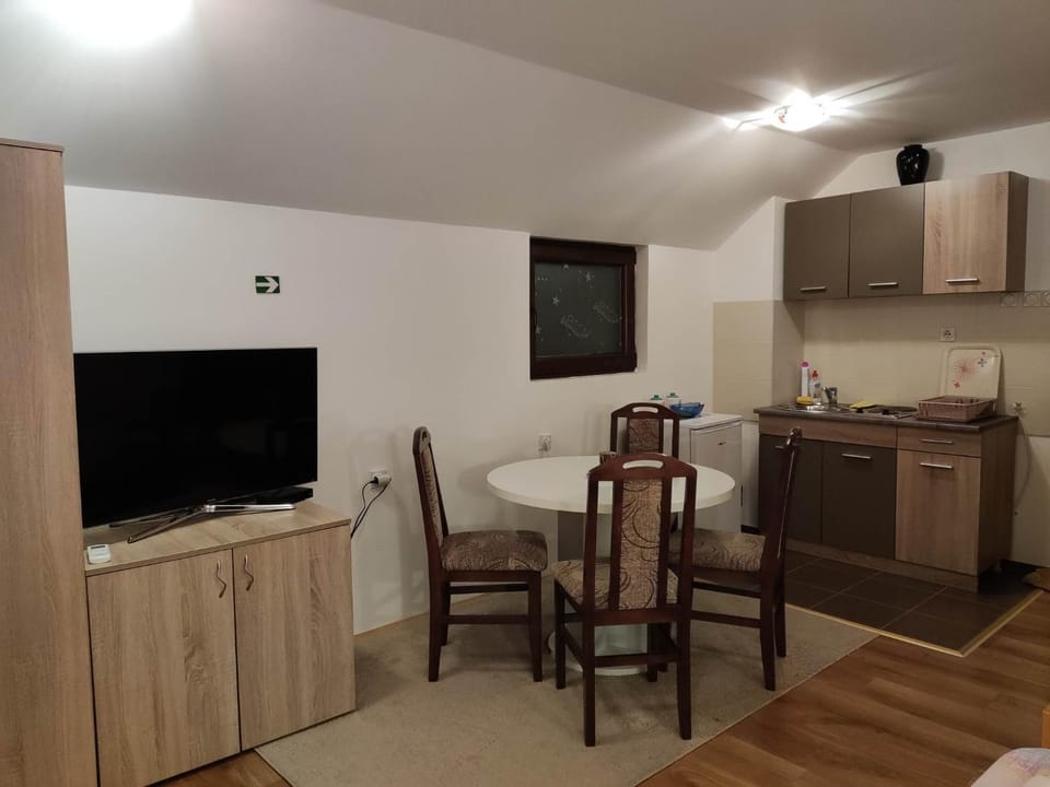 TV and multimedia, Kitchen or kitchenette, Dining area