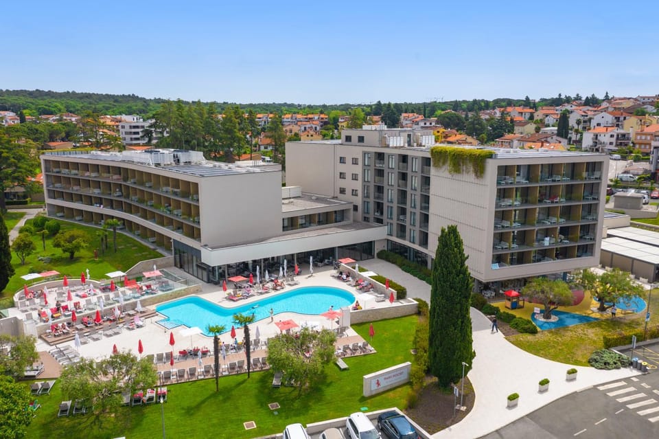 Property building, Bird's eye view, Swimming pool