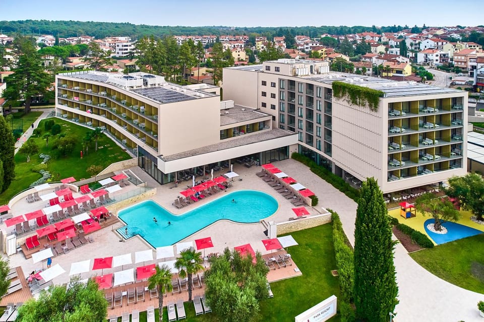 Property building, Bird's eye view, Swimming pool