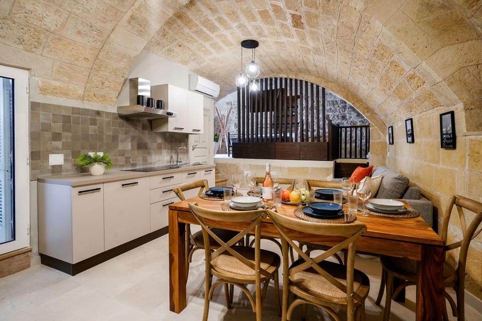 Kitchen or kitchenette, Dining area, stove