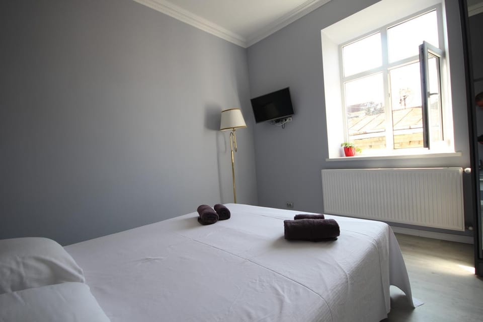 Bed, TV and multimedia, Photo of the whole room, Bedroom