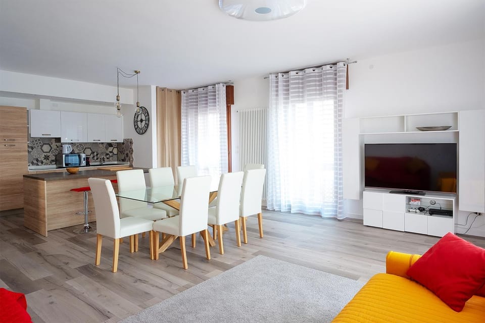 TV and multimedia, Kitchen or kitchenette, Living room, Dining area