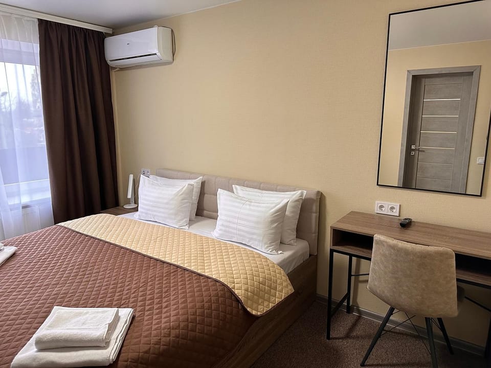 Bedroom, air conditioner