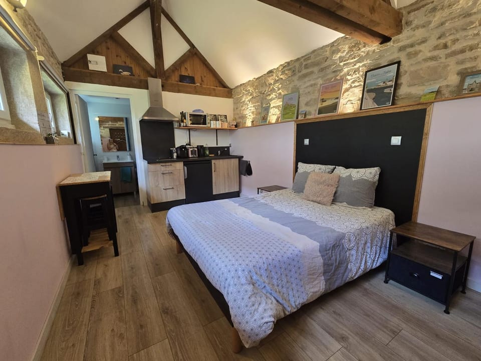 Bed, Photo of the whole room, Bedroom, kitchen