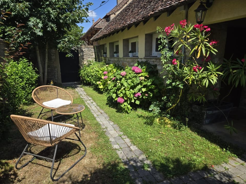 Property building, Garden, Dining area, Garden view
