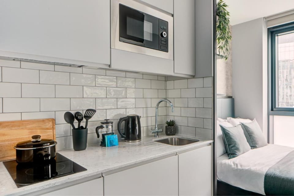 Bed, Kitchen or kitchenette, Bedroom, stove