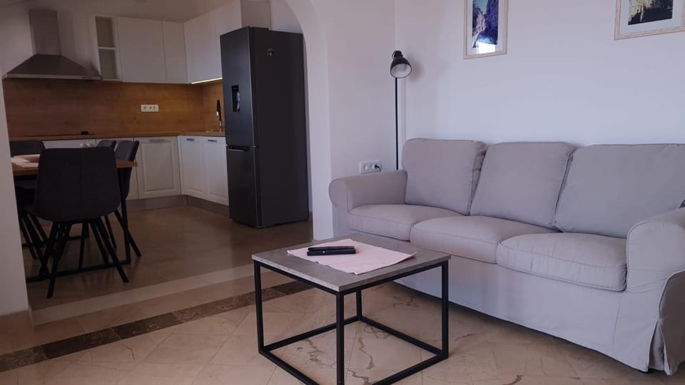 Kitchen or kitchenette, Living room, Seating area, Dining area