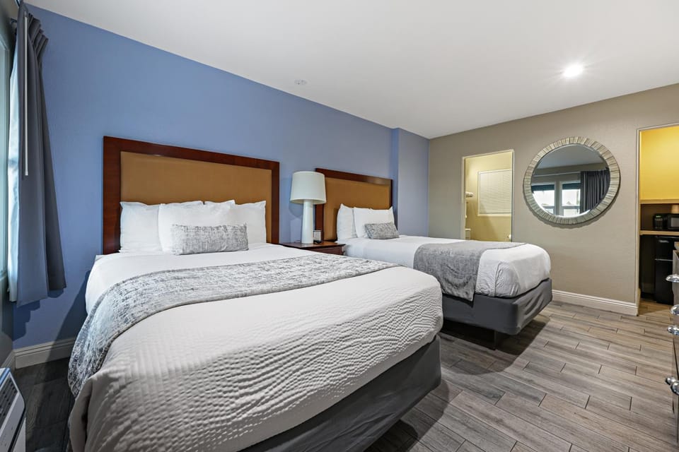 Bed, minibar, wardrobe