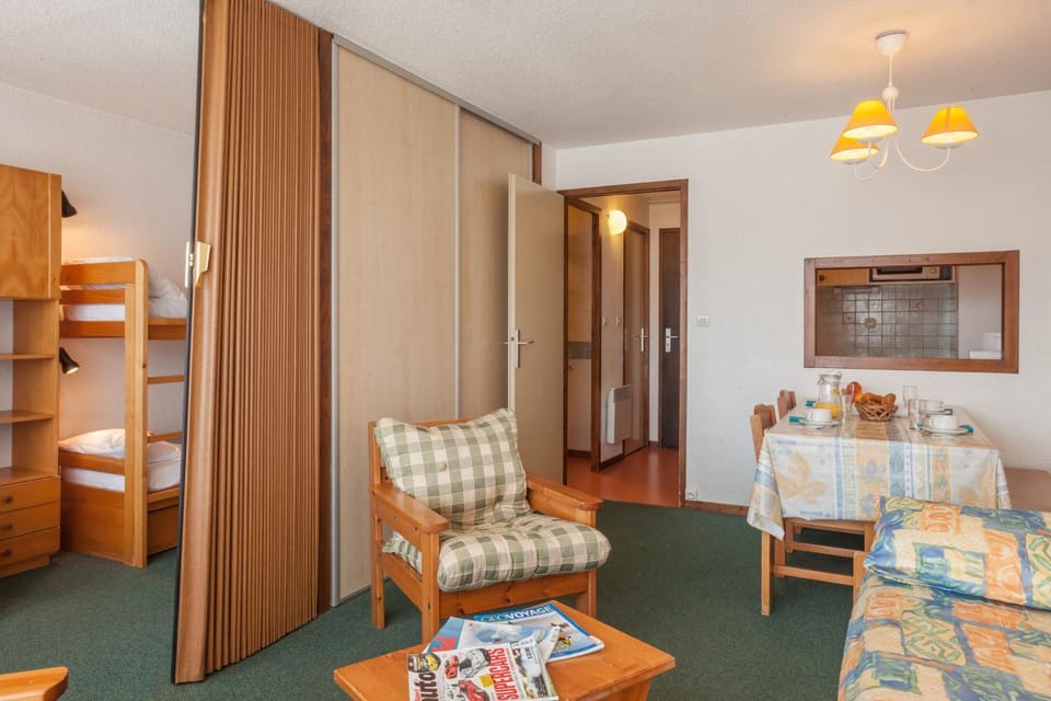 Bed, Living room, Photo of the whole room, Seating area, Dining area, Bedroom, wardrobe