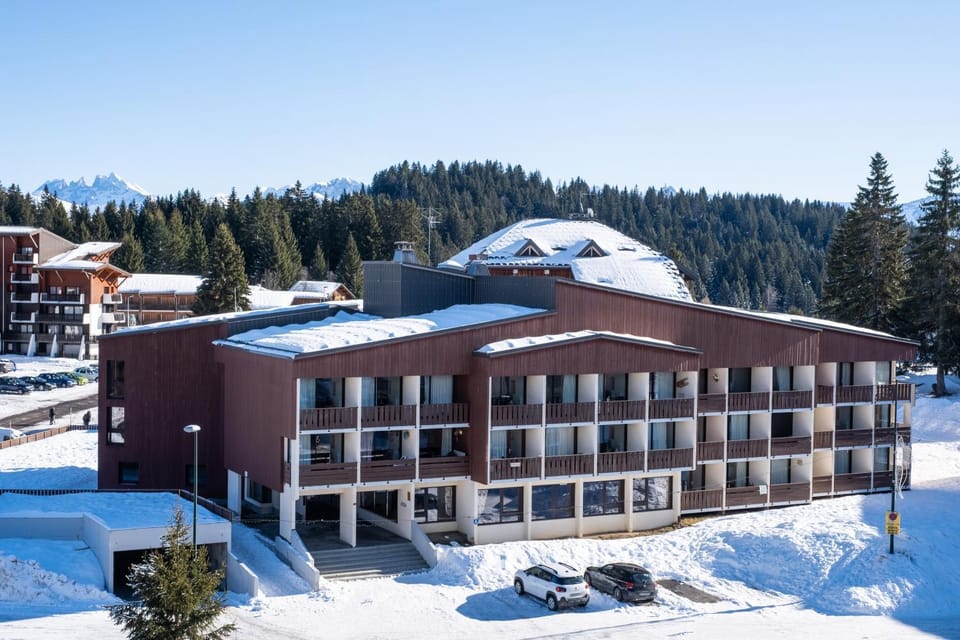 Property building, Day, Natural landscape, Winter, Mountain view