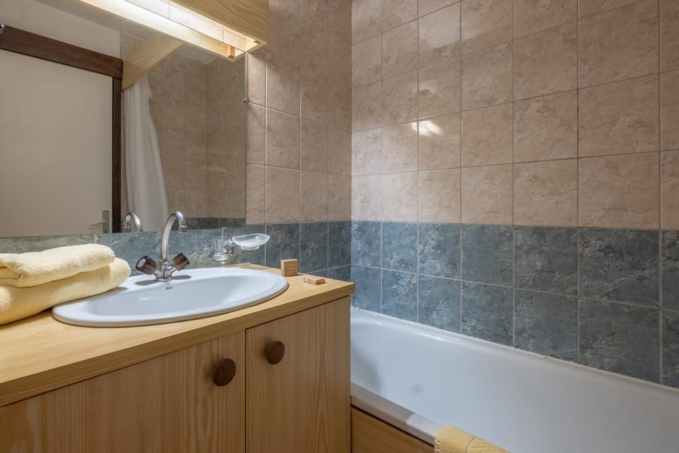 Bathroom, Bath, towels