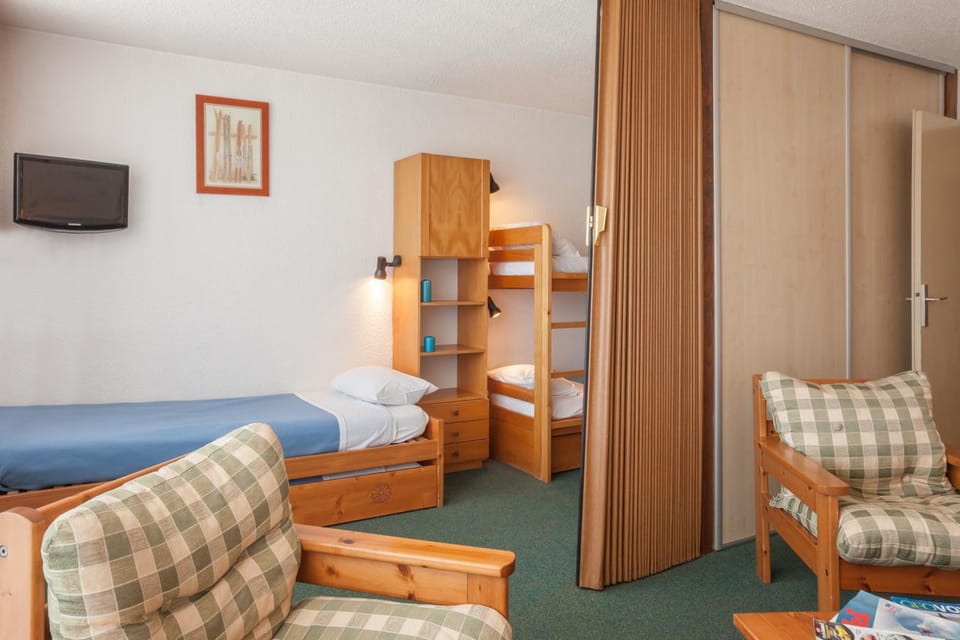 Bed, TV and multimedia, Living room, Photo of the whole room, Seating area, Bedroom, bunk bed