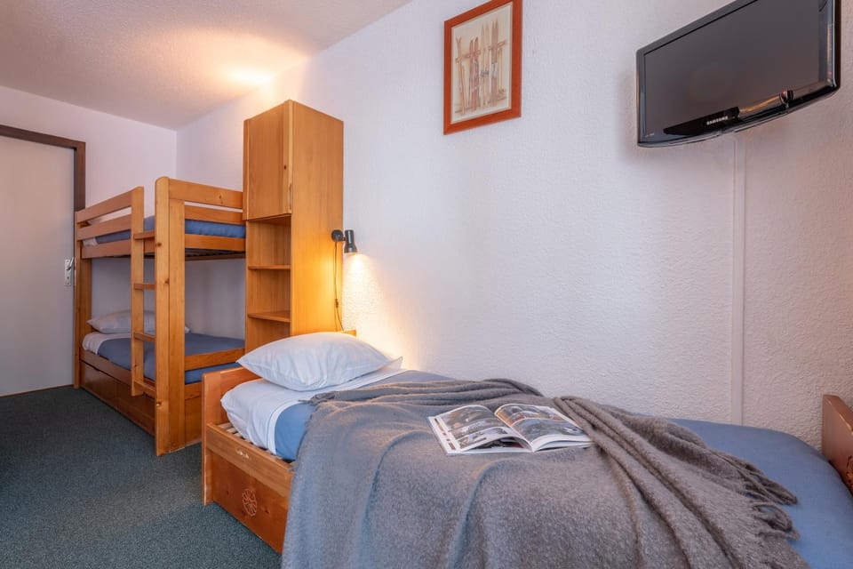 Bed, TV and multimedia, Photo of the whole room, Bedroom, bunk bed