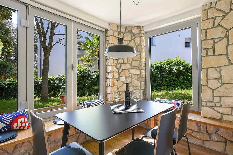 Seating area, Dining area, Garden view