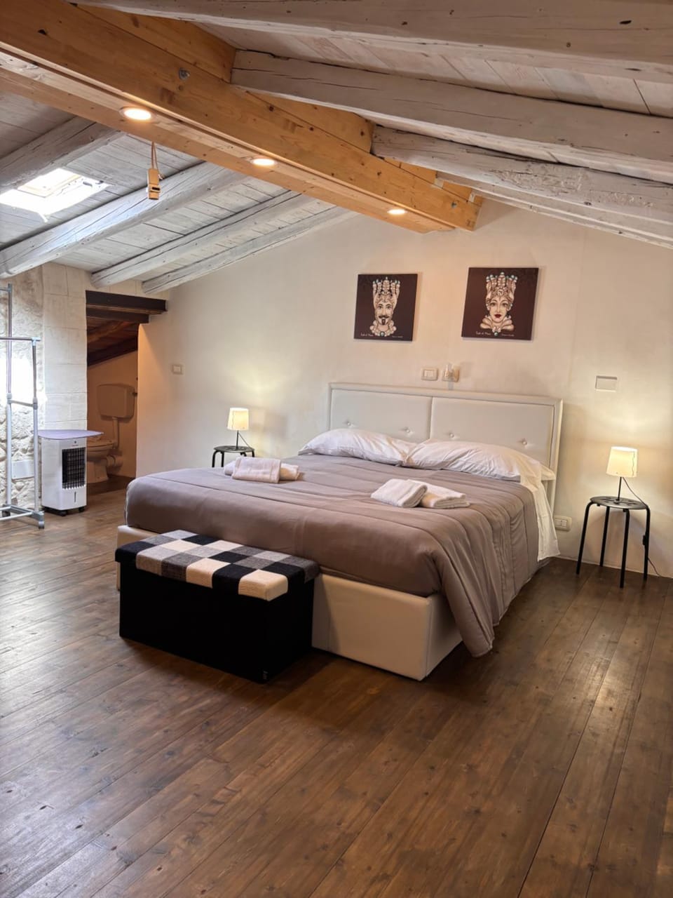 Bed, Photo of the whole room, Bedroom, towels
