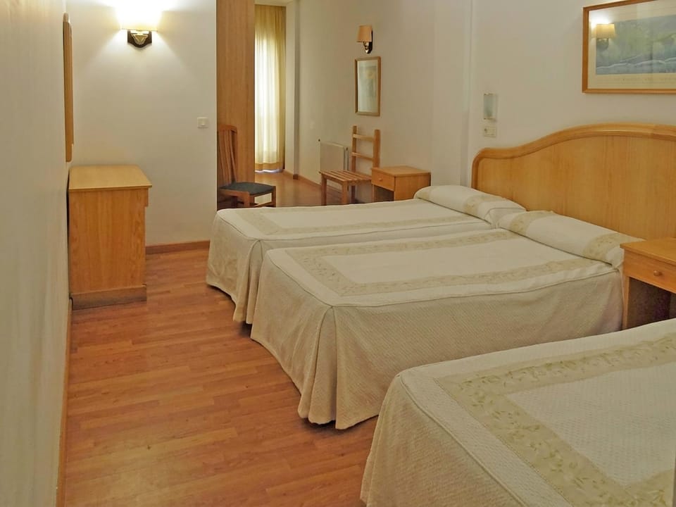 Property building, Spring, Bed, Activities, Winter, Summer, Photo of the whole room, Beach, Hiking, Animals, Animals, Animals, Bedroom, Autumn, Pets, Pets, Pets, Sports, Entertainment, Breakfast, children, children, children, young children, young children, young children, older children, older children, older children, group of guests, group of guests, group of guests, Family, Family, Family, internet, pet friendly, pet friendly, towels, elevator, air conditioner