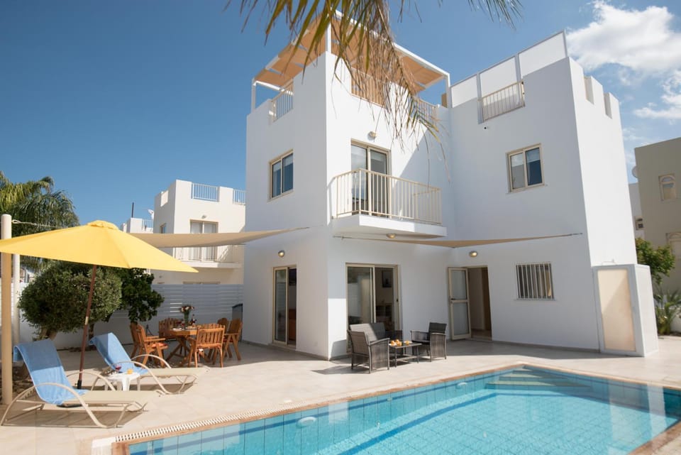 Property building, Patio, Day, Balcony/Terrace, Pool view, Swimming pool, sunbed