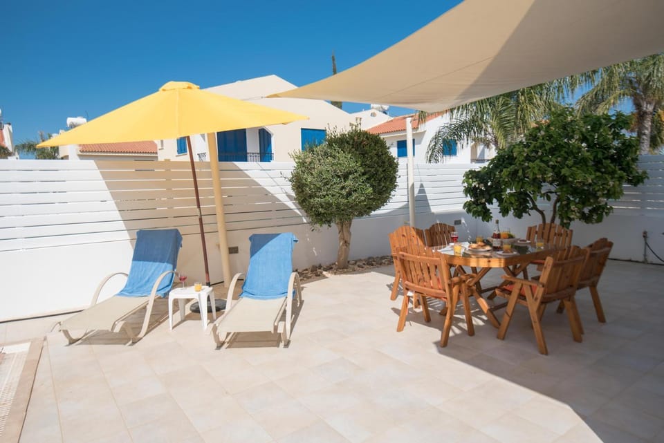 Patio, Area and facilities