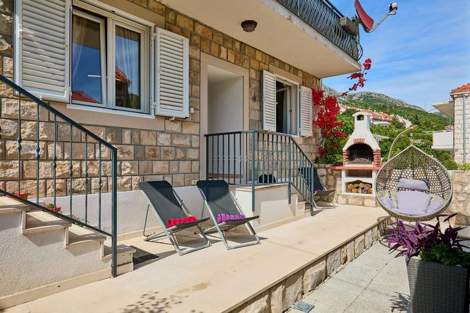 Property building, Patio, Balcony/Terrace