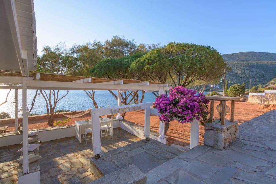 Patio, Communal lounge/ TV room, BBQ facilities, Children play ground, Garden, Table tennis, Banquet/Function facilities, Beach, Communal kitchen