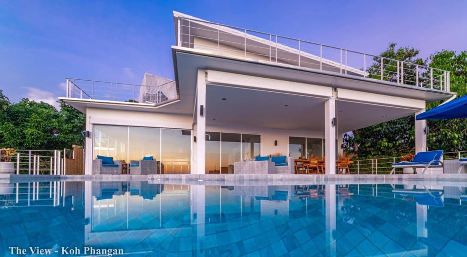 Property building, Day, Pool view, Swimming pool, sunbed