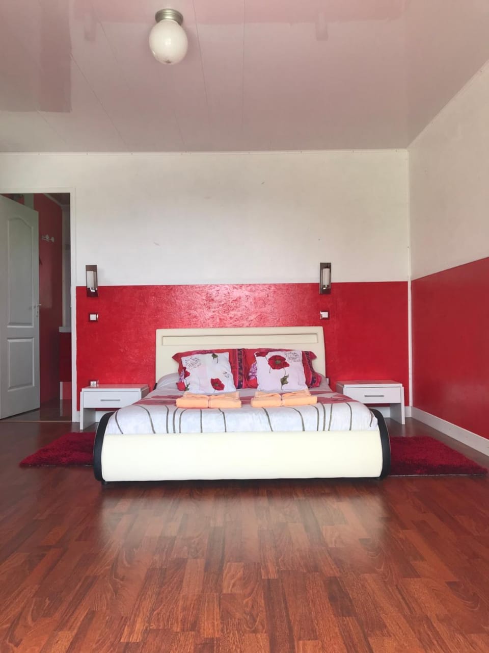 Bed, Photo of the whole room, Bedroom