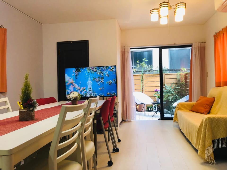 Communal lounge/ TV room, TV and multimedia, Living room, Seating area, Dining area