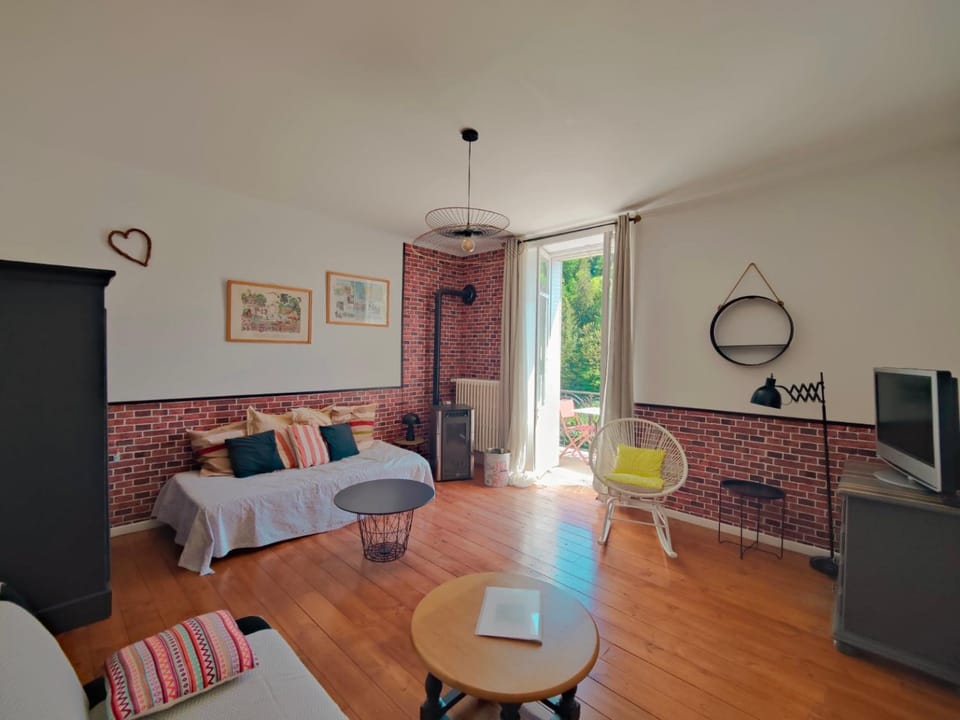 Bed, TV and multimedia, Living room, Seating area