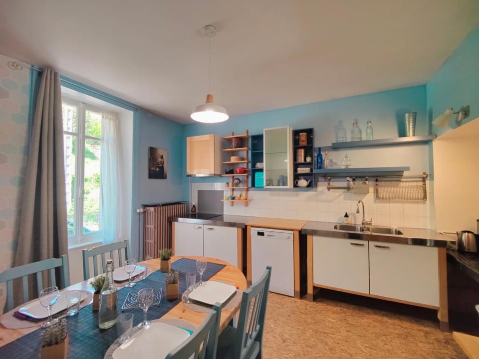 Coffee/tea facilities, Kitchen or kitchenette, Dining area, oven, stove