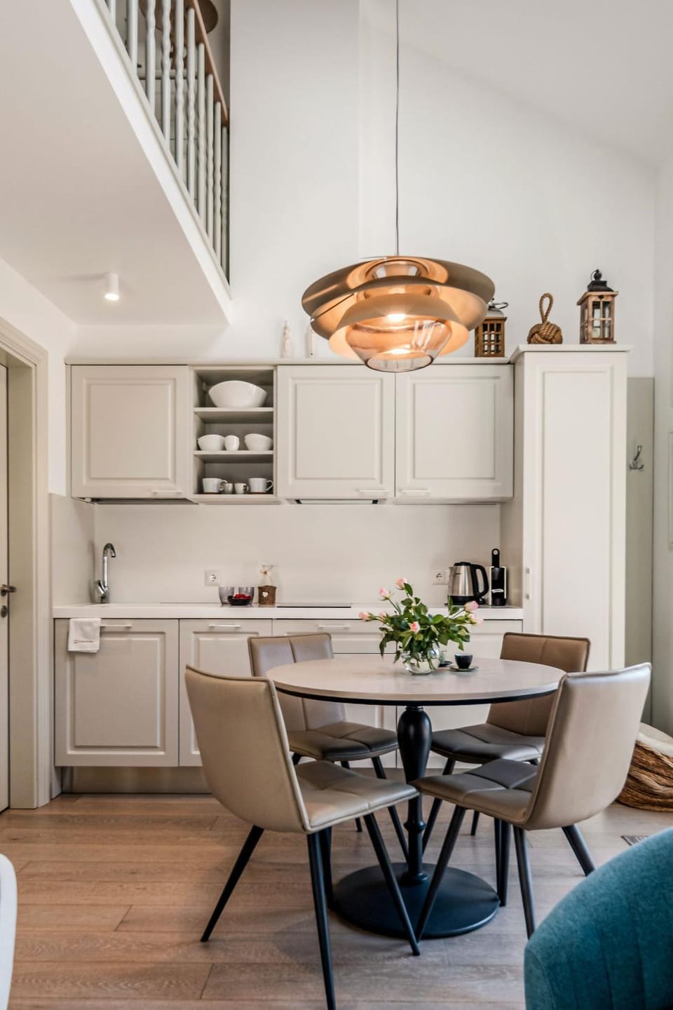Kitchen or kitchenette, Seating area, Dining area, stove