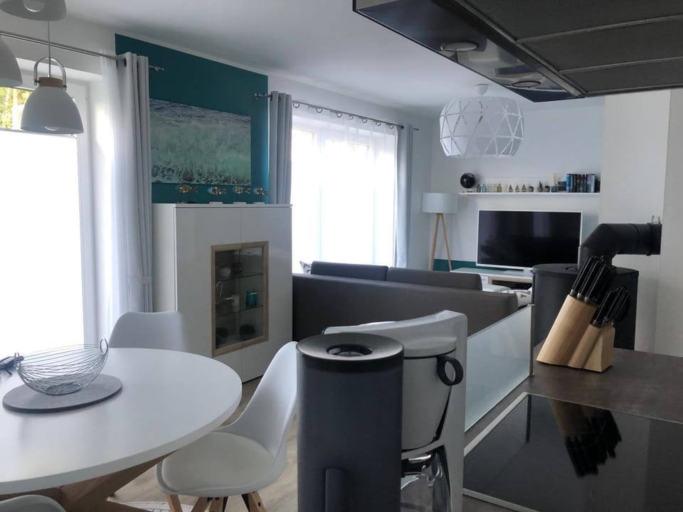 Kitchen or kitchenette, Living room, Seating area, Dining area