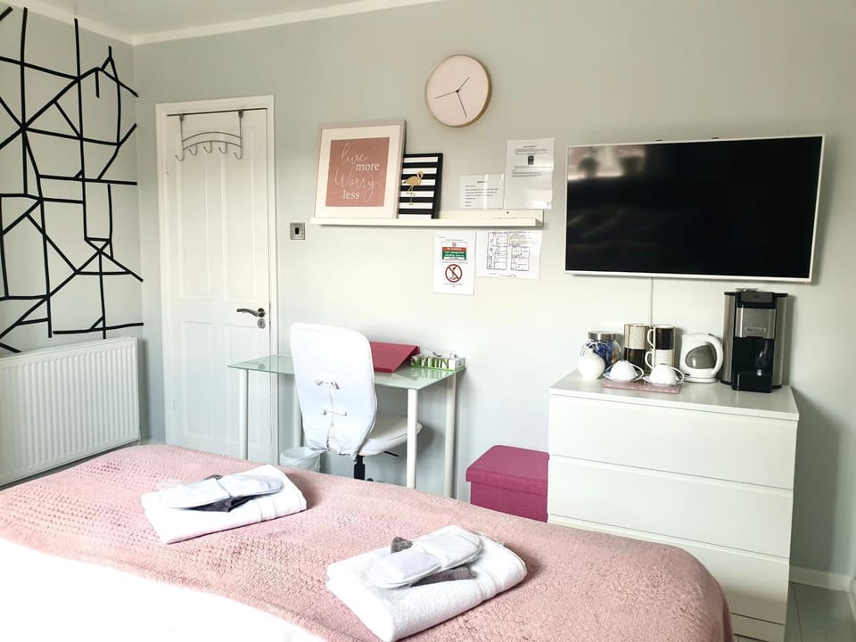 Bed, TV and multimedia, Coffee/tea facilities, Photo of the whole room, Decorative detail, Bedroom, Non alcoholic drinks, towels