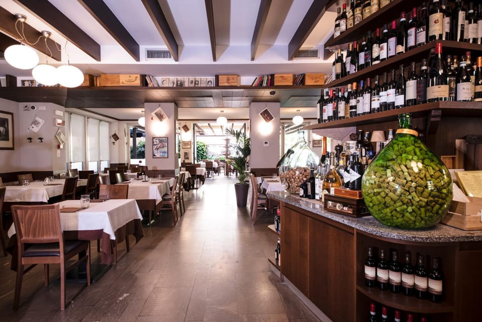 Restaurant/places to eat, Lounge or bar