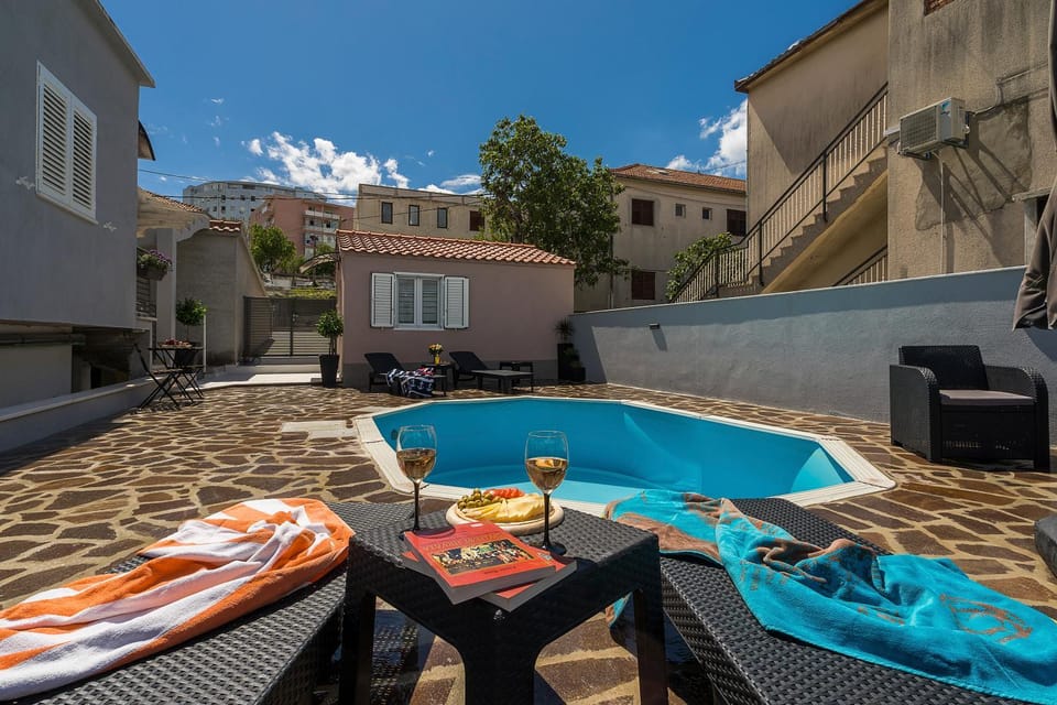 Swimming pool, Swimming pool